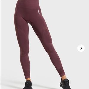 Energy + seamless leggings gym shark in berry red.